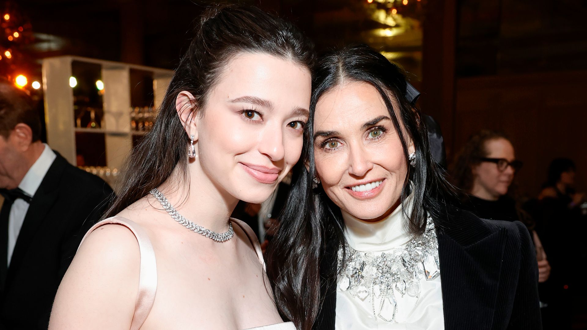 Tras su derrota, Demi Moore felicita a Mikey Madison, quien ganó el Oscar a mejor actriz