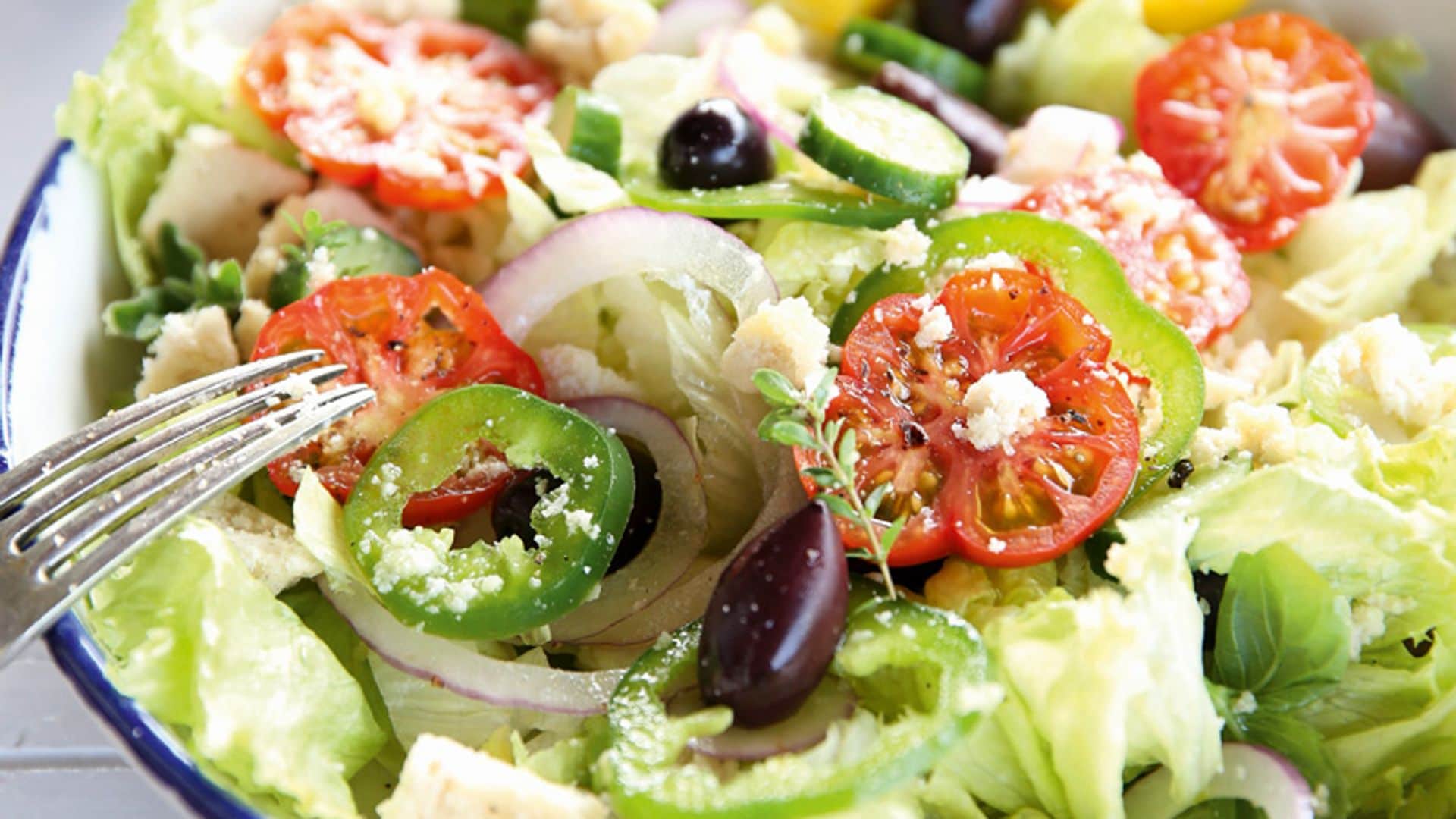 Viaje refrescante a Grecia: Deliciosa ensalada griega llena de sabores mediterráneos"