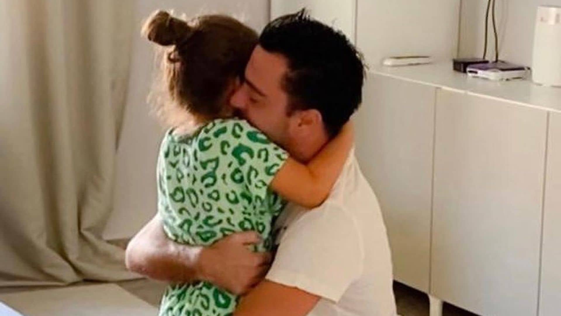 El reencuentro de Xavi Hernández con sus hijos tras superar el coronavirus
