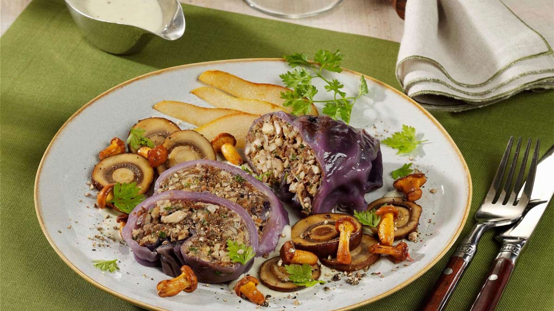 'Roulade' de lombarda rellena de setas y almendras