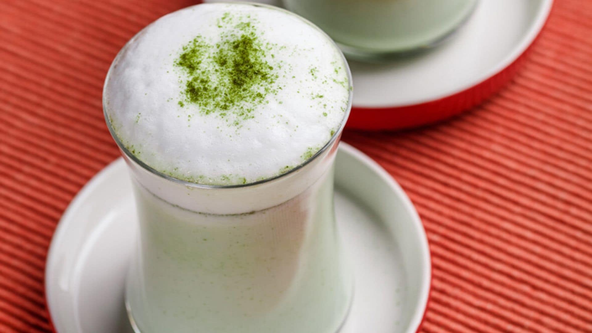 Capuchino de guisantes y té 'matcha'
