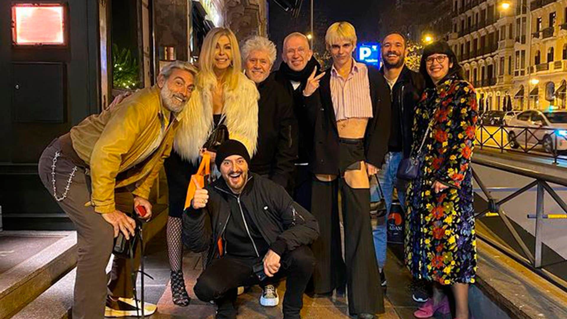 Almodóvar, Jean Paul Gaultier y Samantha Hudson: divertido encuentro en plena Gran Vía madrileña