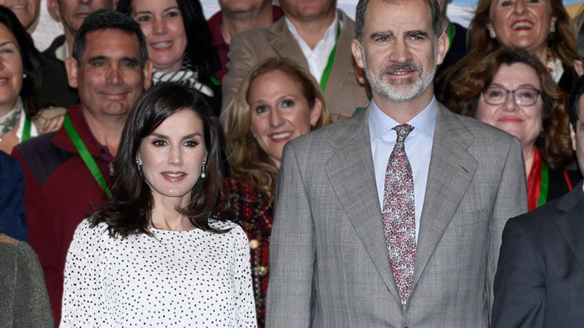 El rey Felipe se rinde a los estampados y sorprende con su look más original