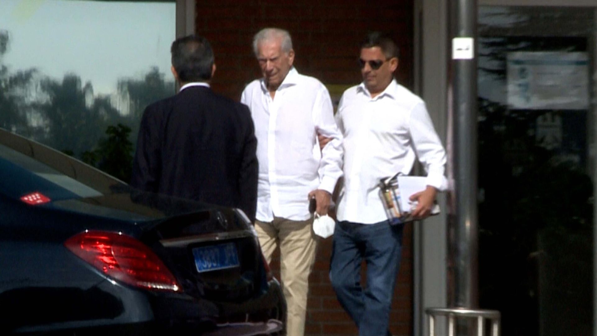 Mario Vargas Llosa ya fue dado de alta tras ser hospitalizado por covid: ‘Está recuperado’