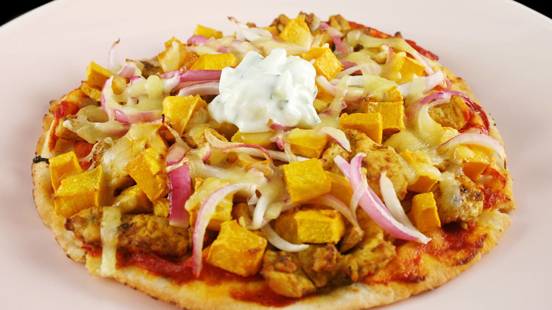 Pizza de calabaza con pollo tandoori y cebolla morada