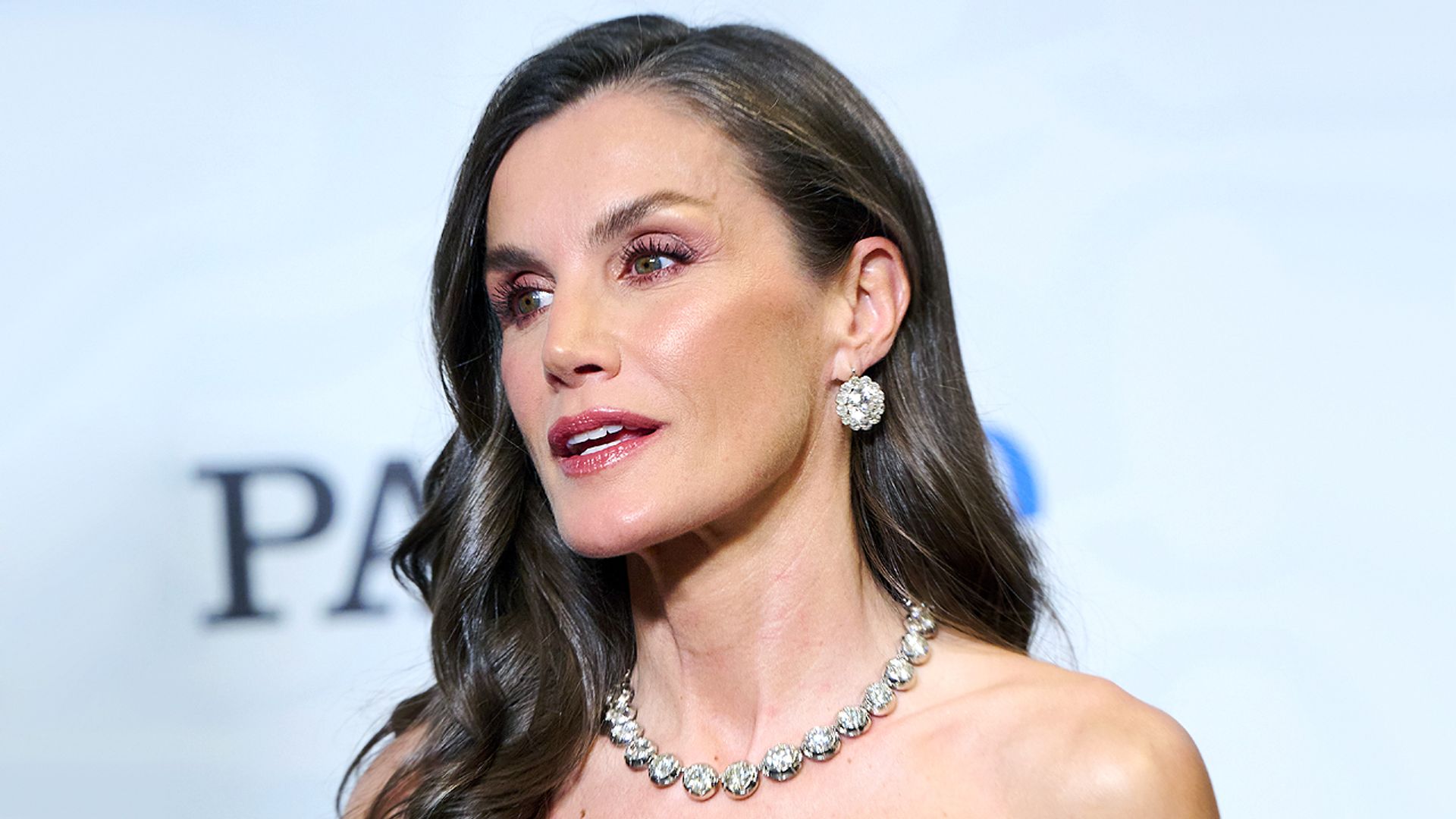 La Reina Letizia luce por fin el collar de Victoria Eugenia: la joya de pasar que reivindica el legado de la corona como condesa de Barcelona