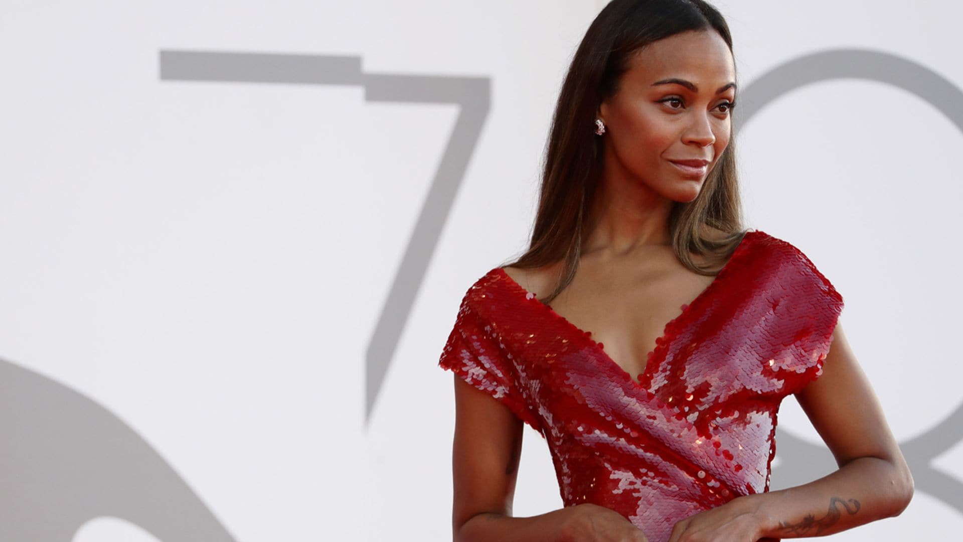 Los mejores looks de Zoe Saldaña por su 45º cumpleaños: elegancia y sofisticación