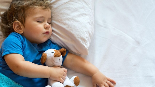 beb durmiendo en la cama