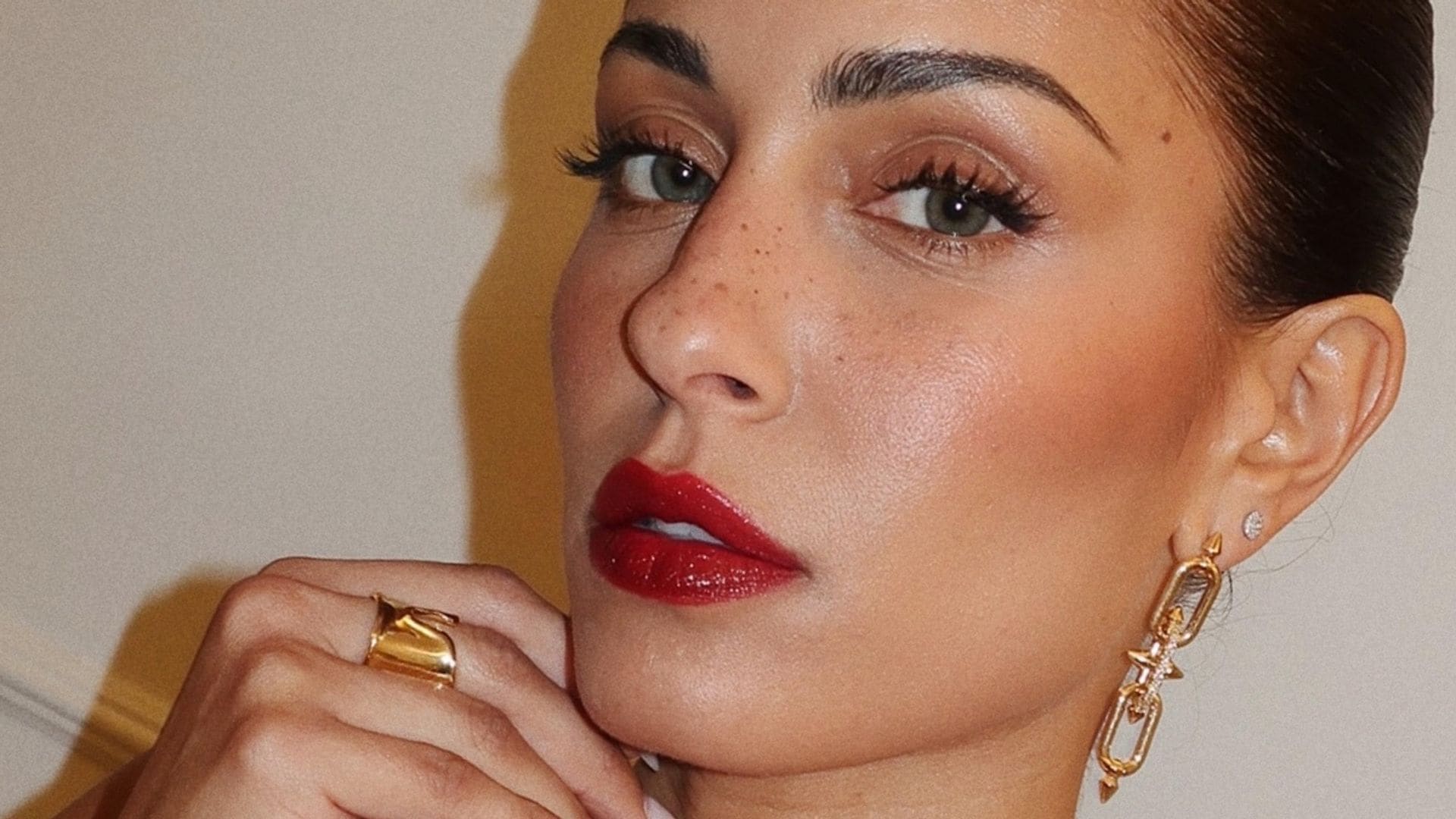 Hiba Abouk con maquillaje festivo y manicura neutra