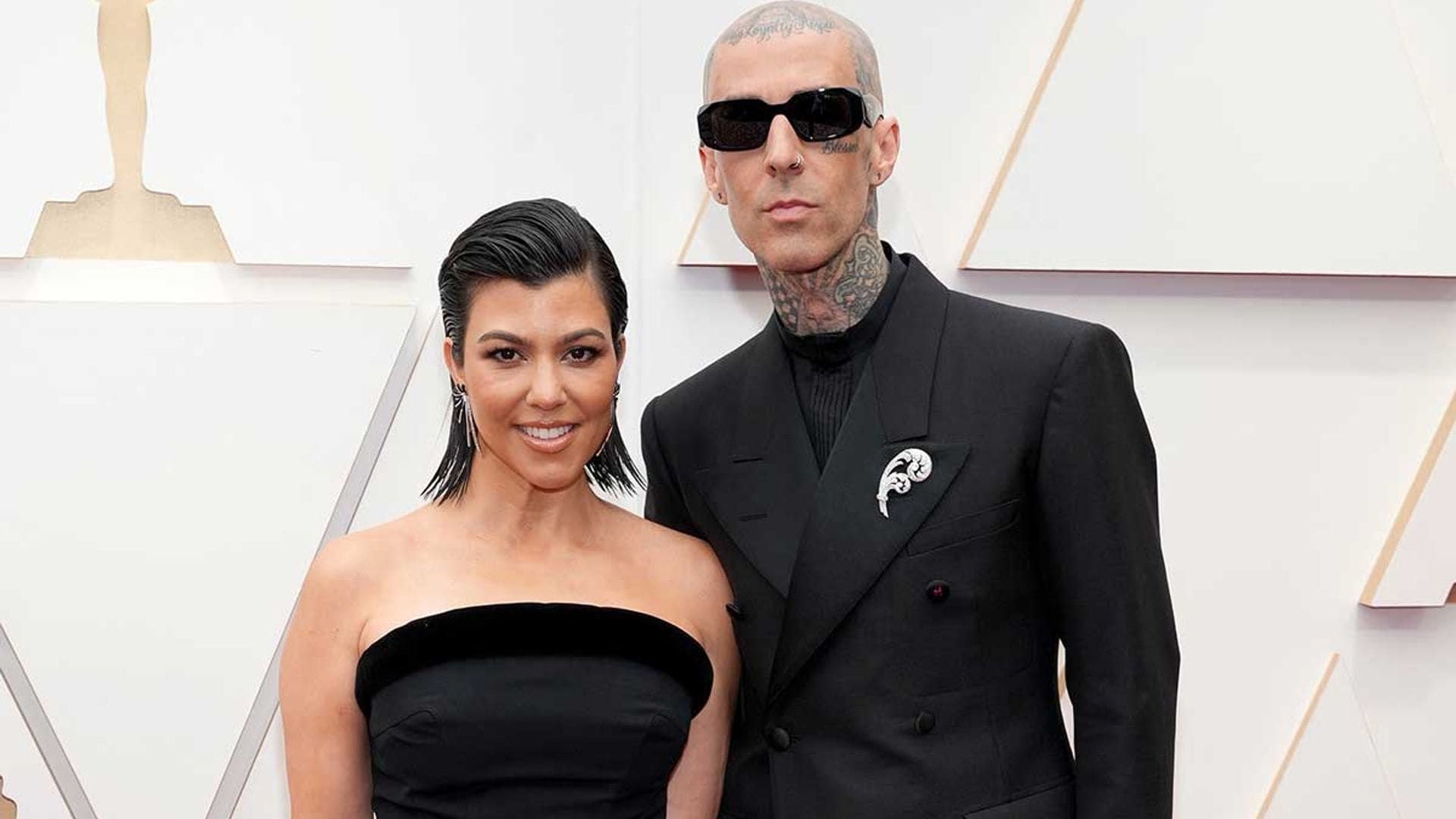 Así fue el romántico debut de Kourtney Kardashian y Travis Barker sobre la red carpet de los Oscar