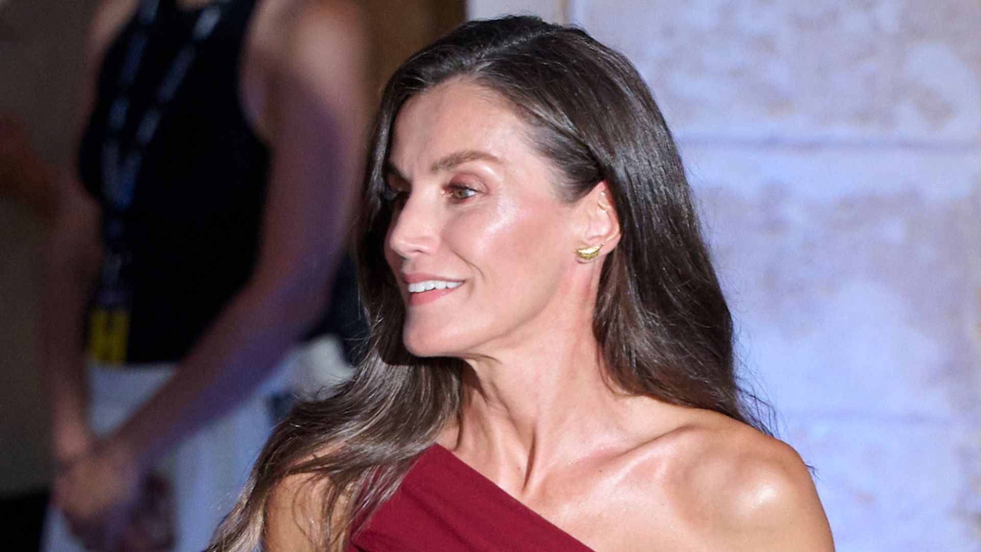 La reina Letizia sorprende en la gran noche del cine de Mallorca con un imponente vestido rojo de escote asimétrico y seductora cremallera lateral