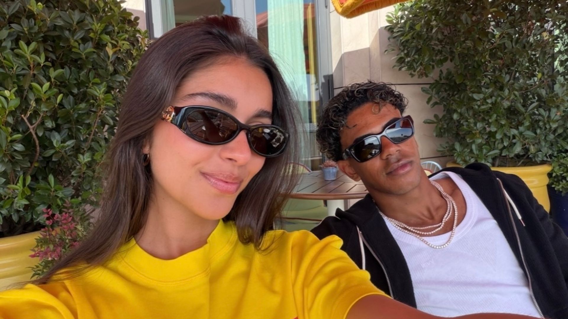 Lamine Yamal y su novia Inés García desayunando juntos en Madrid.