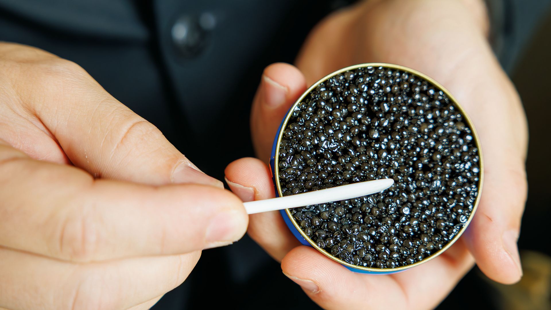 Caviar, cucharas de nácar y sake japonés: la experiencia gastronómica que está dando que hablar