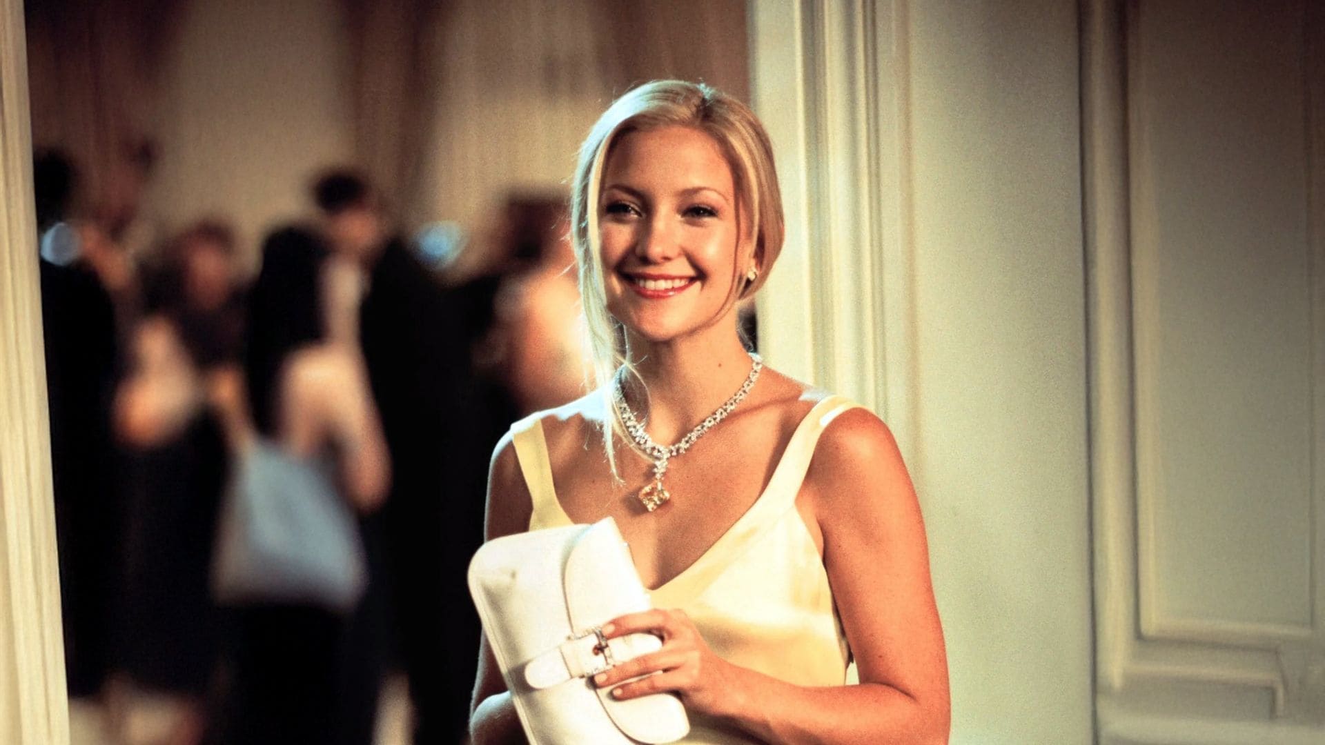 Atención fans de las 'rom-coms', vuelve a Zara el vestido amarillo mantequilla más viral del cine