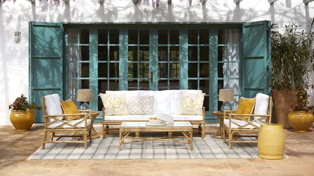 Terraza de verano con sillones de jardín decorado en tonos claros: blanco y amarilos, de El Corte Inglés