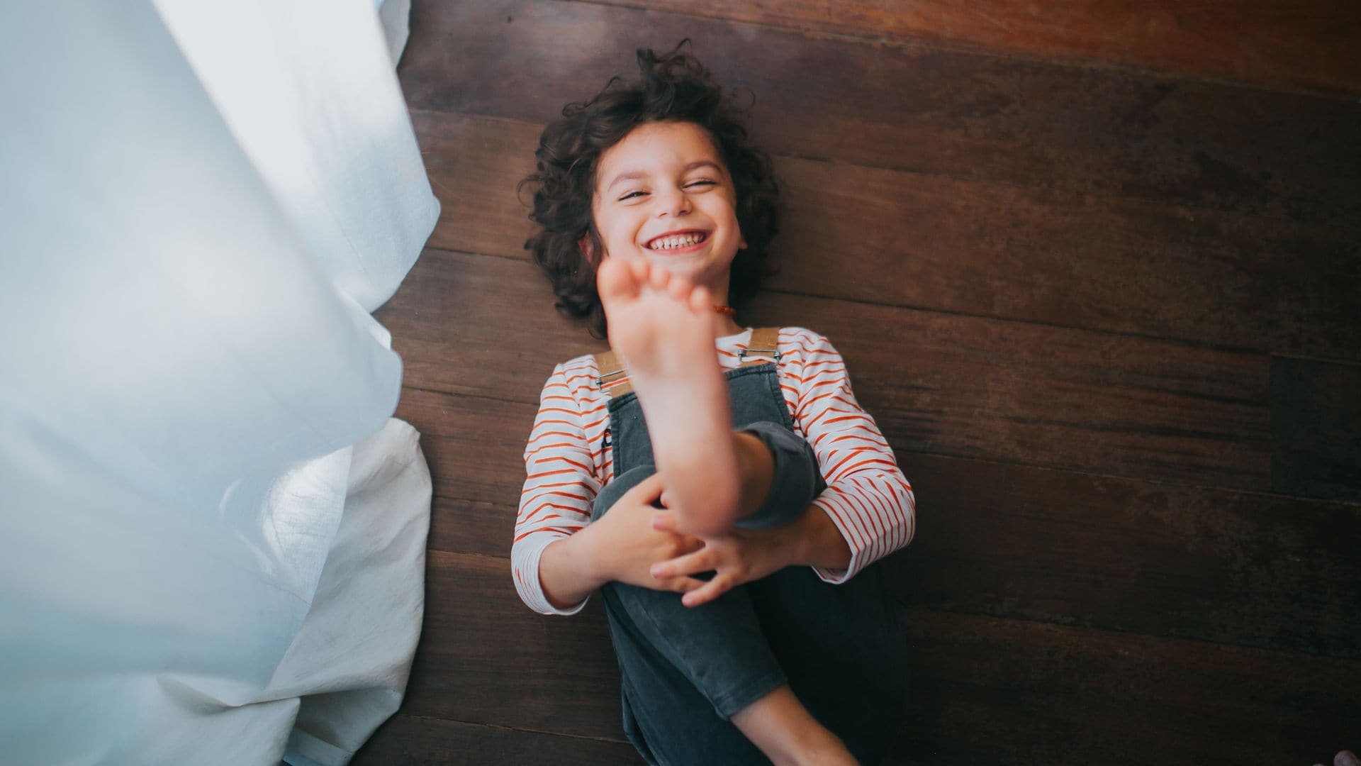 Niña muestra su pie