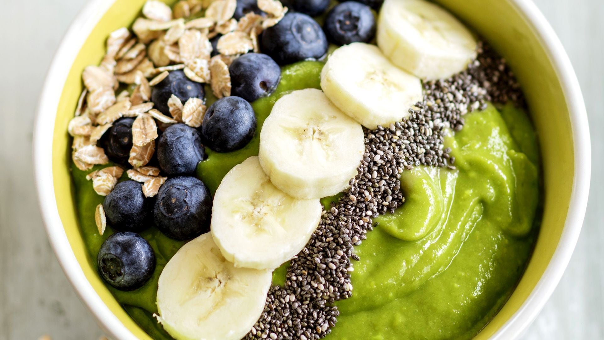 Smoothie bowl con aguacate