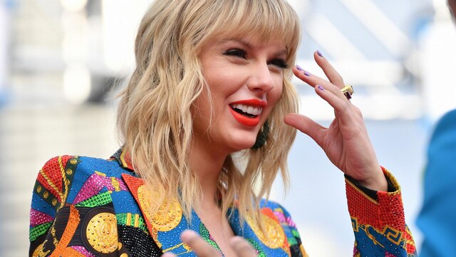 taylor swift vestida de variados colores