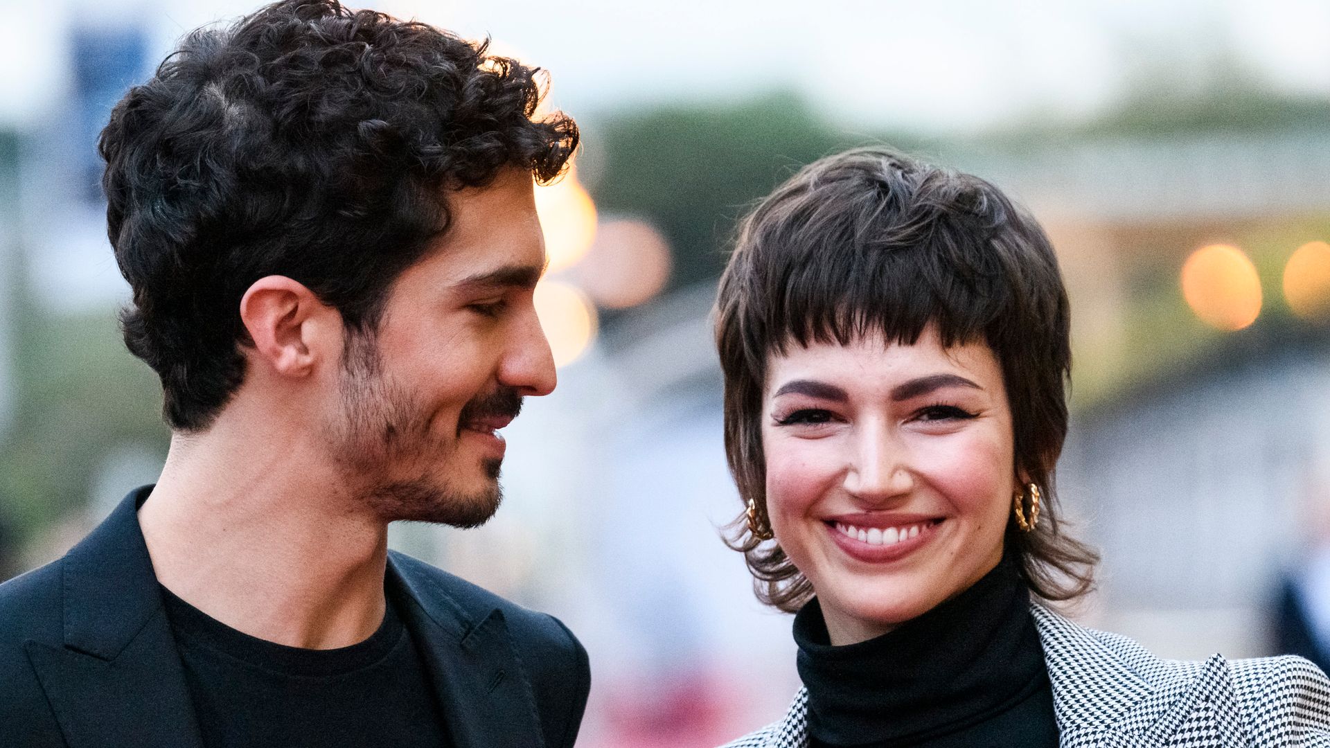 Primeras palabras de Chino Darín tras el nacimiento de su bebé junto a Úrsula Corberó: "Una experiencia gloriosa y transformadora"