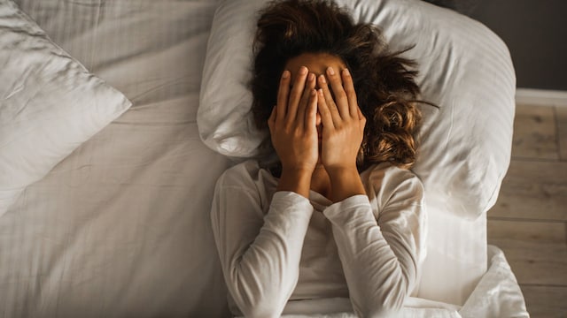mujer duerme mal