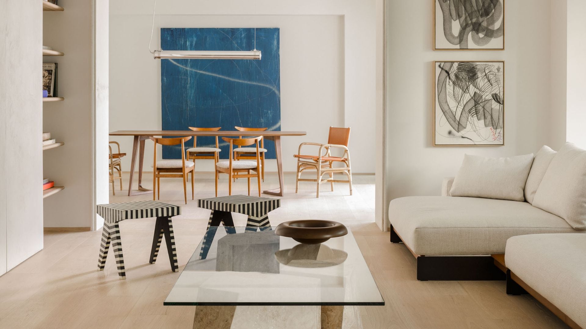 Salón conectado con el comedor a través de un vano