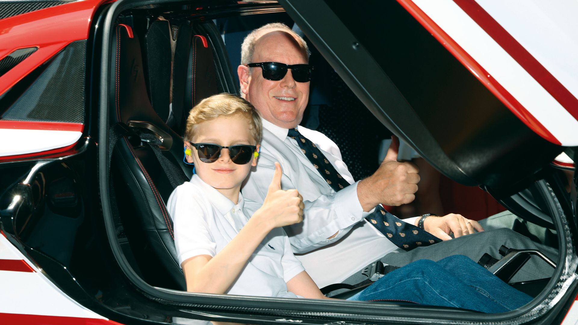 El príncipe Alberto de Mónaco acudió acompañado de su hijo, el príncipe heredero Jacques, de 11 años, y juntos vivieron esta gran cita automovilística