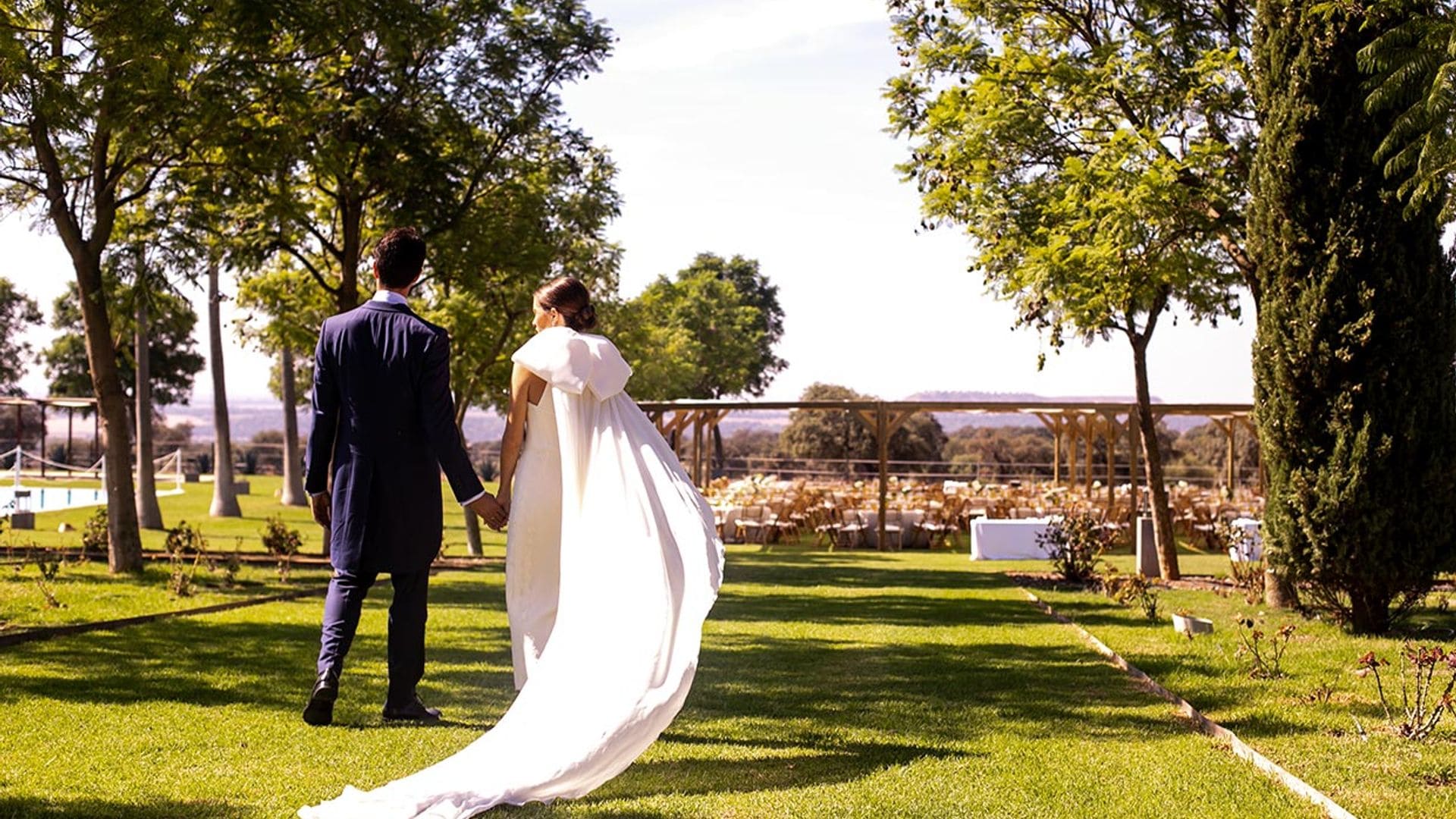 Un vestido midi con lazada para la boda de Carlota en Sevilla