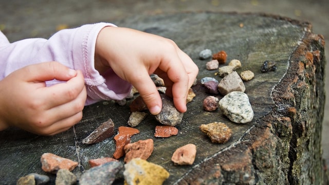 ni a jugando con unas piedras