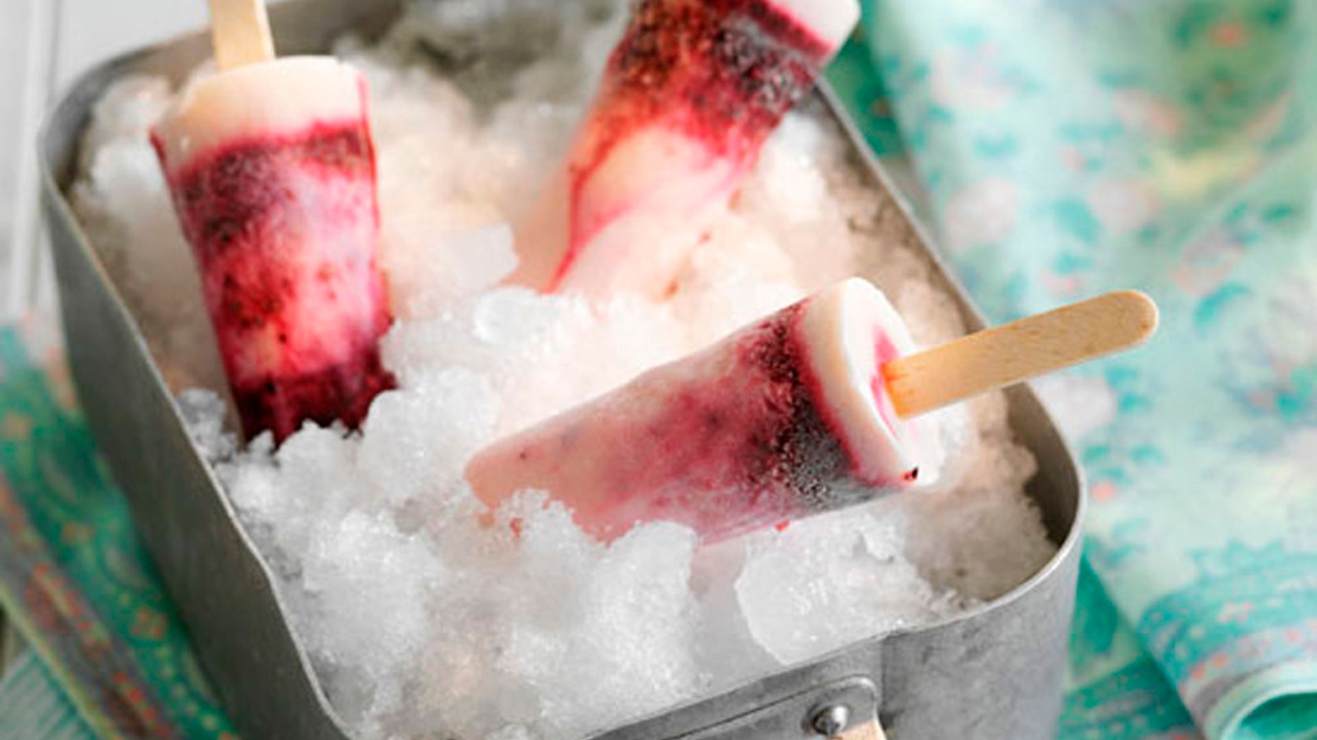 Polos de yogur y frutas del bosque