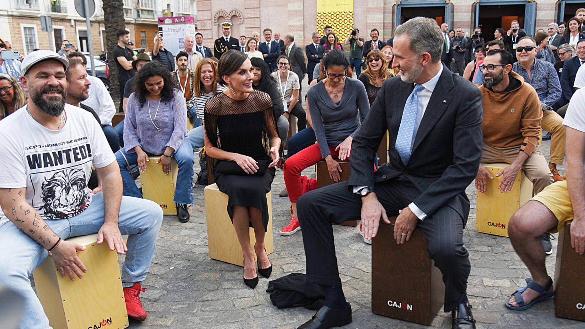 Los Reyes acuden a un concierto flamenco ¡y se animan a tocar el cajón!
