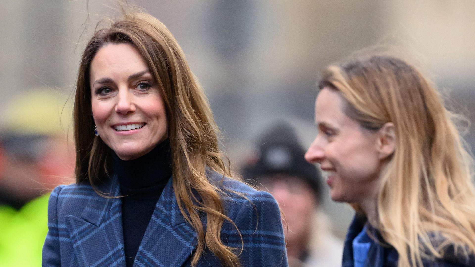 Kate Middleton junto a su asistente, Natalie Barrows, durante su visita a Escocia