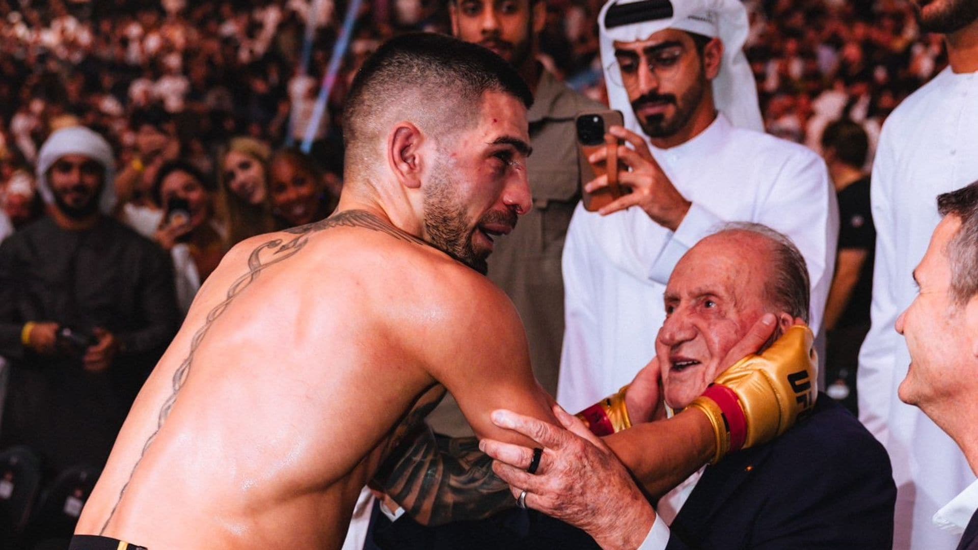 El beso en la frente de Ilia Topuria al rey Juan Carlos que se ha hecho viral tras su victoria