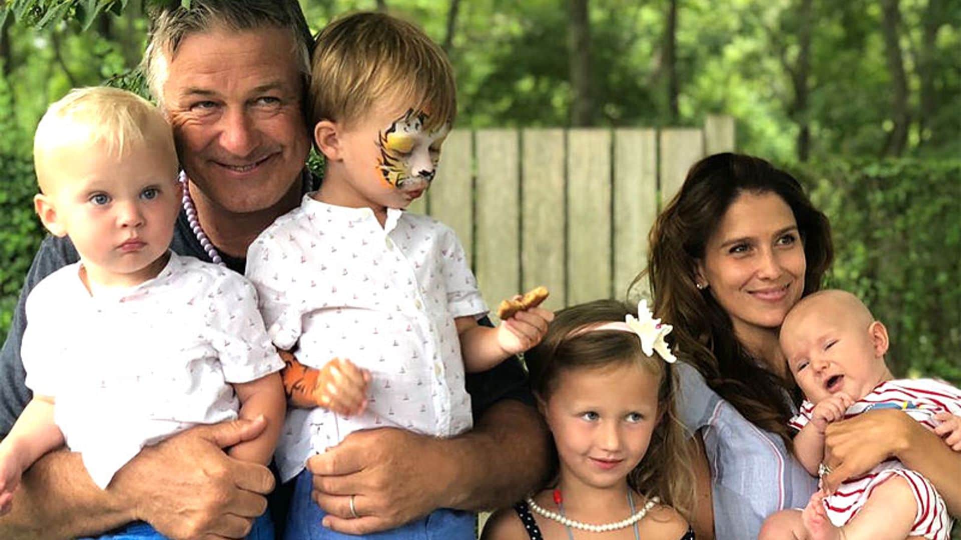 Hilaria y Alec Baldwin presentan a su bebé recién nacido y revelan su nombre