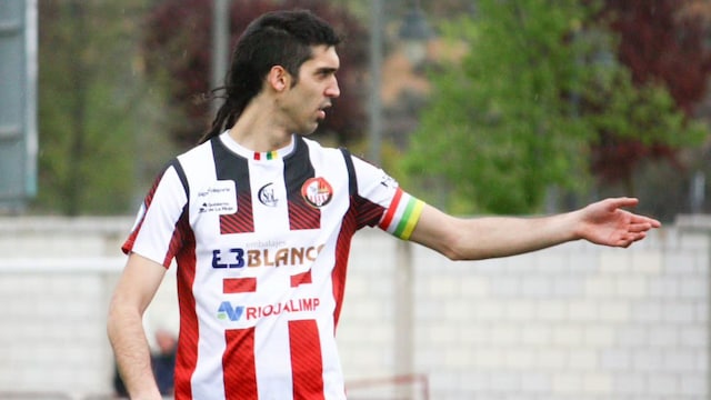 Plano medio de Miguel Ledo en un partido de fútbol con el SD Logroñés