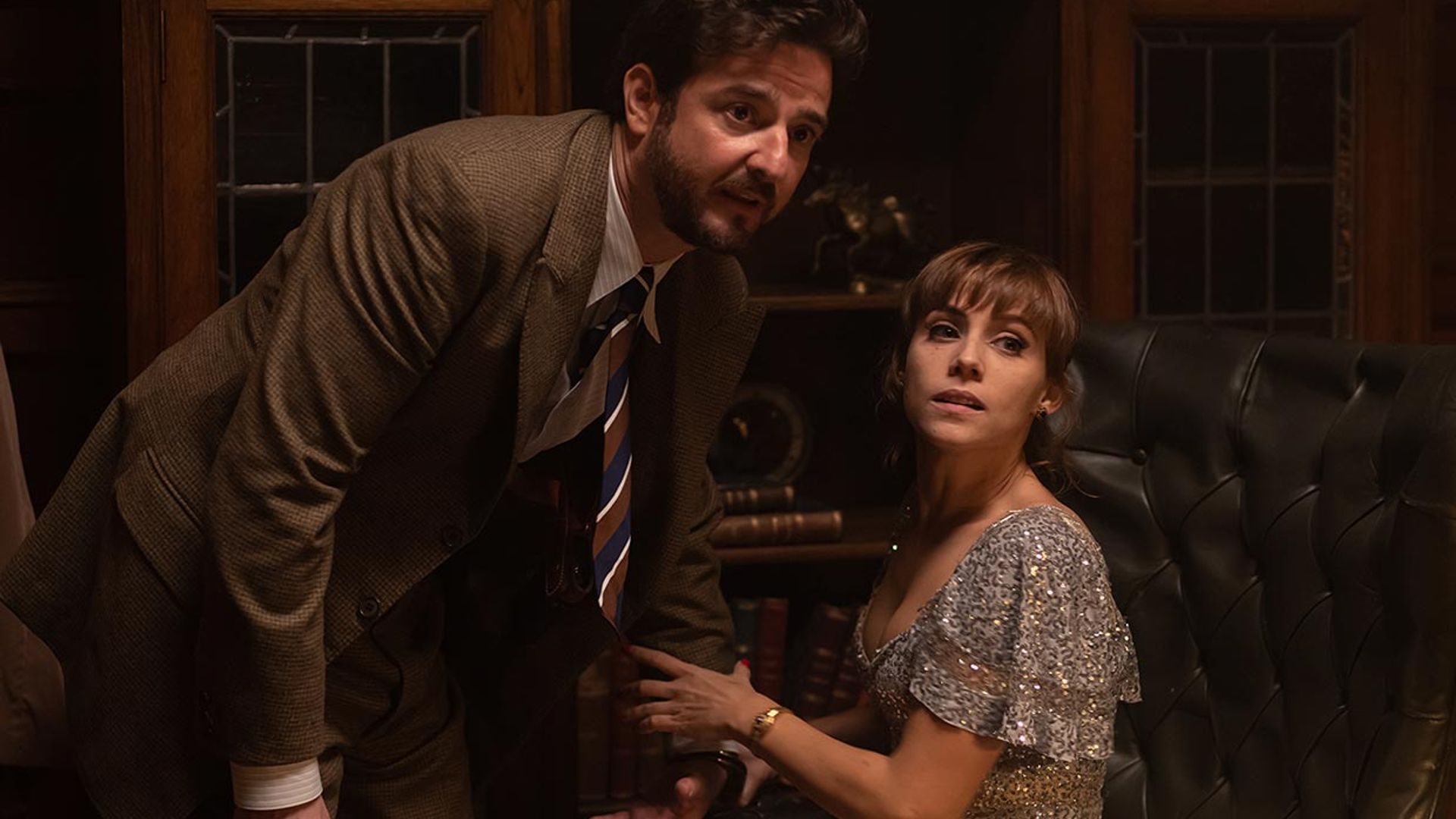 Aura Garrido y Gorka Otxoa, aprendices gallegos de Sherlock Holmes en la serie 'Un asunto privado'