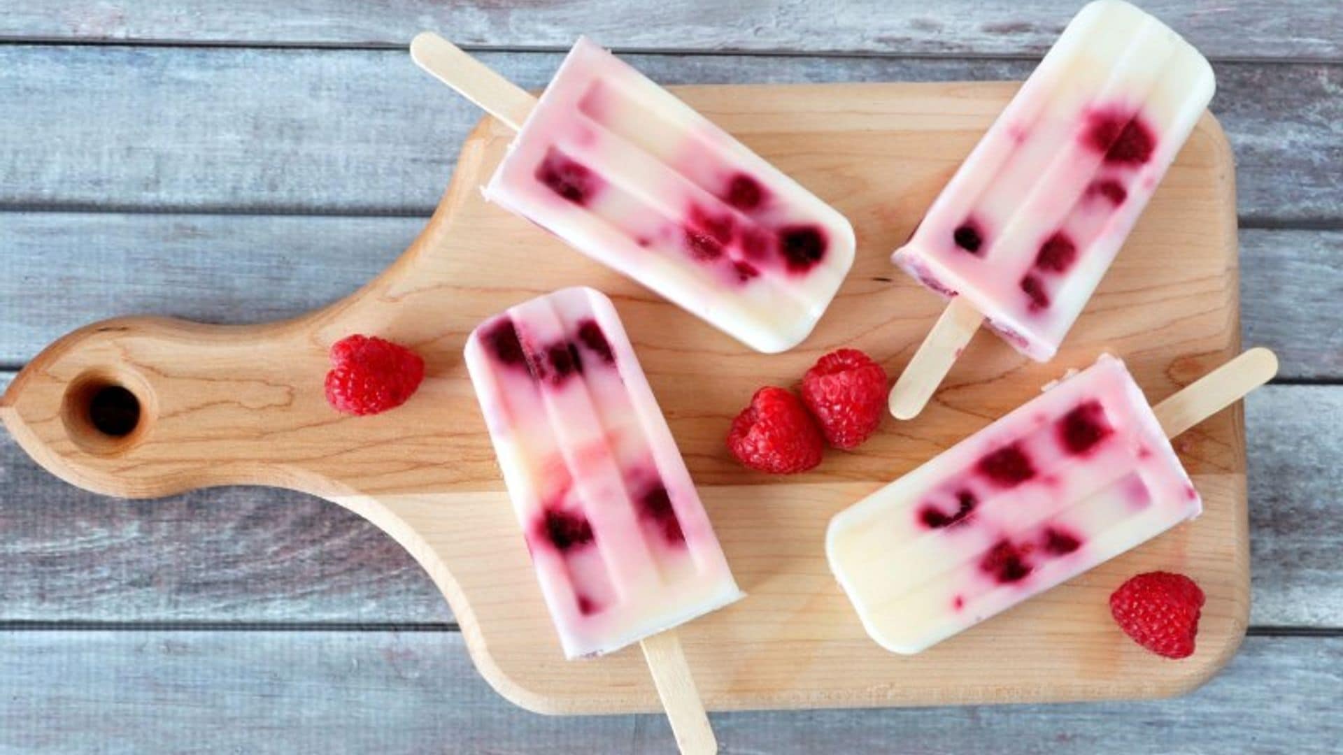 Helado de yogur y frambuesas