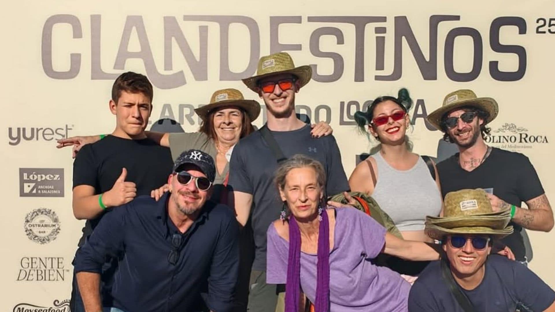 Paola Dominguín con sus hijos Nicolás Coronado y Alma Villalta, y Nacho Palau, el ex de Miguel Bosé, en Valencia