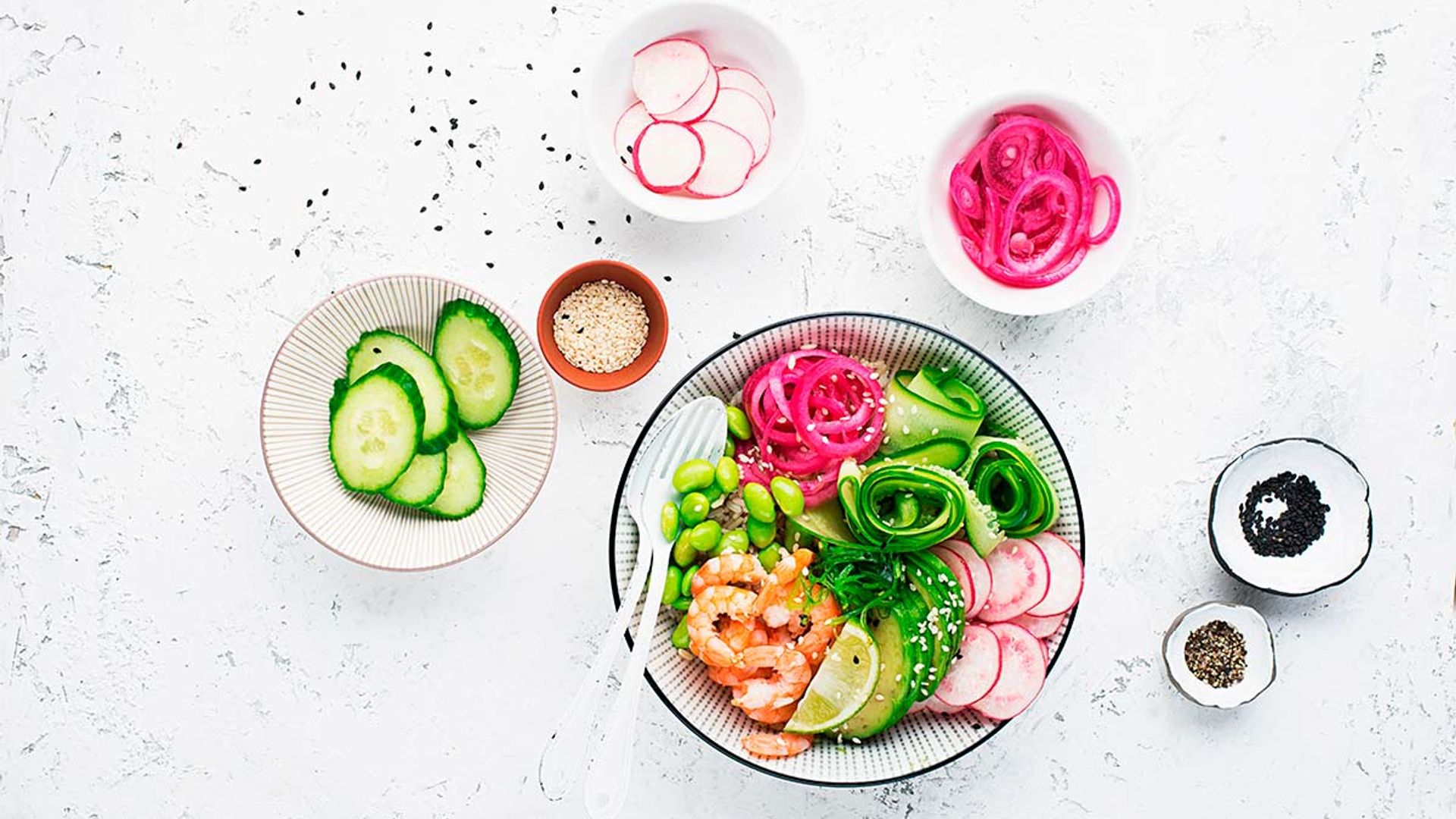'Bowl' fresco con gambas, arroz integral y vegetales