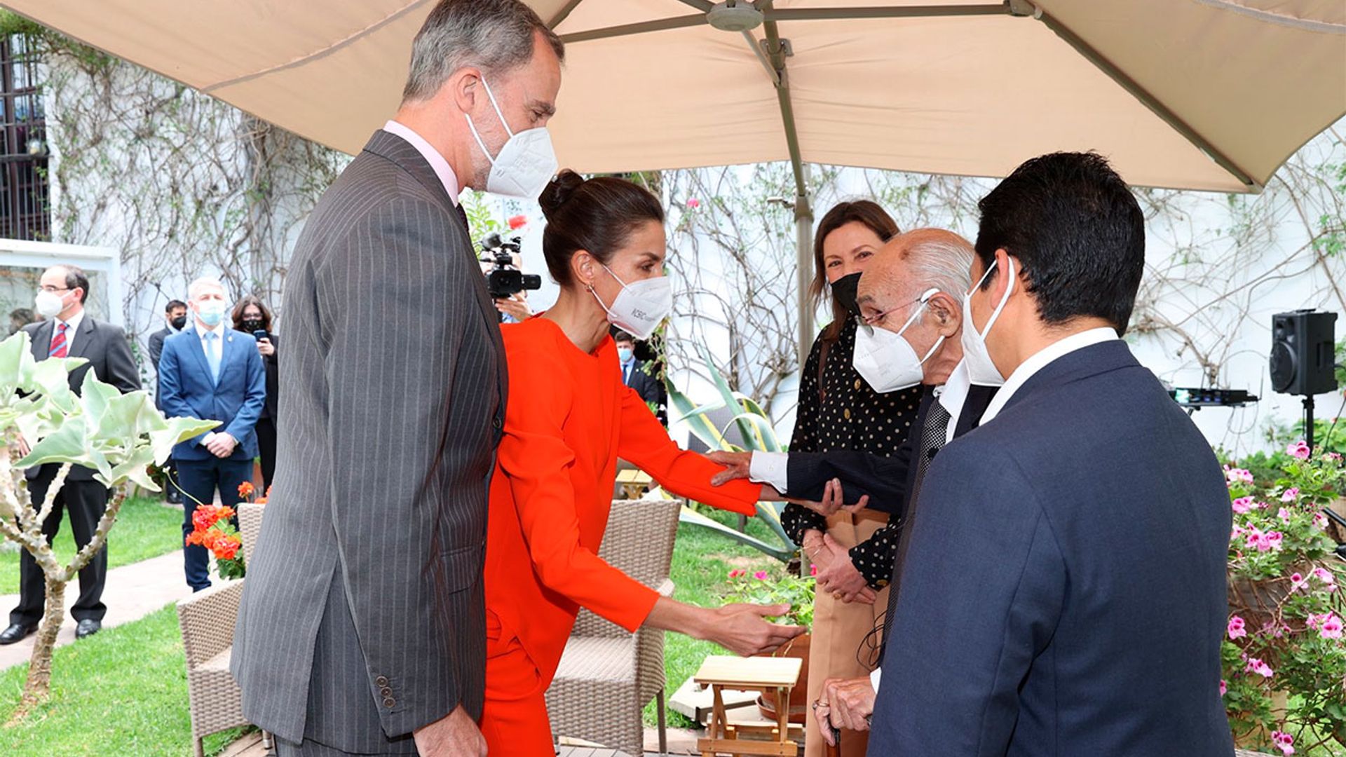 Los Reyes entregan el Premio Cervantes a Francisco Brines en su finca natal de Oliva