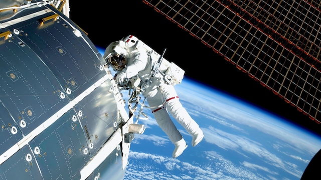 Astronauta reparando una estación de la NASA