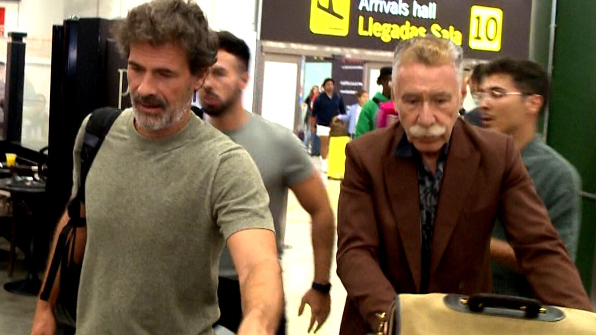 Rodolfo Sancho ya está en España: las imágenes de su tensa llegada tras visitar a su hijo Daniel en Tailandia