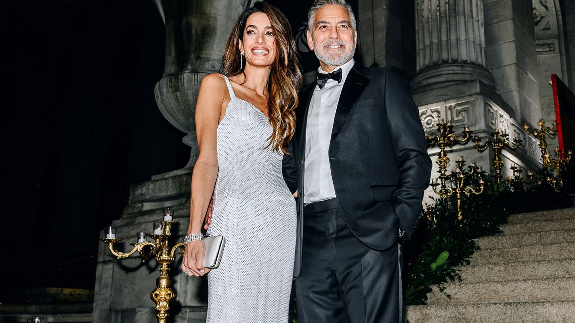 ¡Impresionante! Amal Clooney se baña en cristales con un fascinante vestido de inspiración nupcial