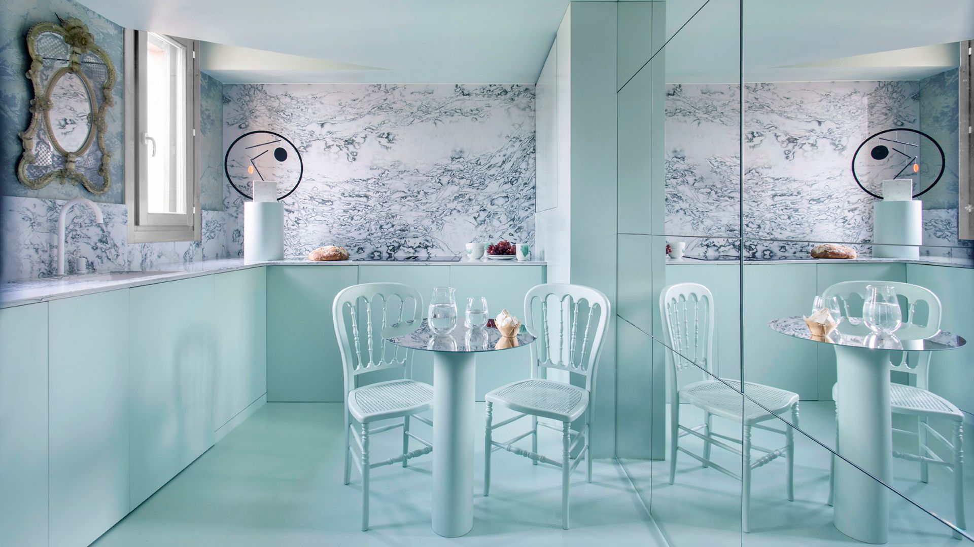 Cocina con ‘office’, un ambiente sofisticado teñido de un verde claro muy a la moda