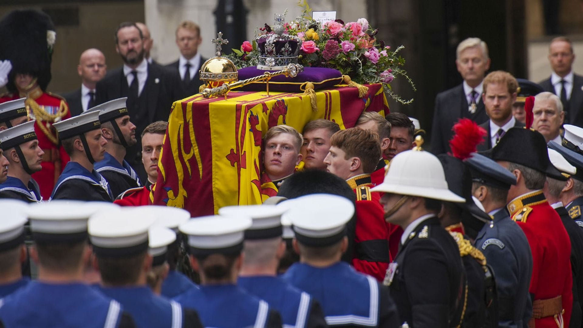 Las flores de la corona fúnebre, recogidas en Buckingham, Clarence House y Highgrove House a petición de Carlos III