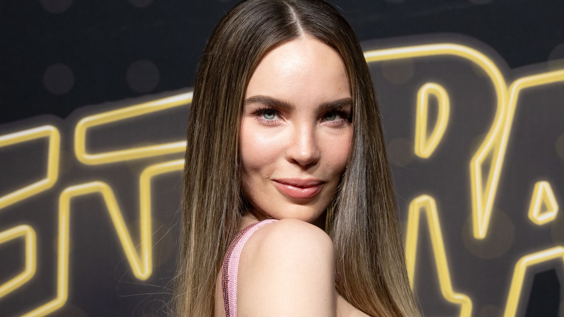 Belinda deslumbra en un 'look vintage' de 1986, previo al gran estreno de 'Mentiras: La Serie'