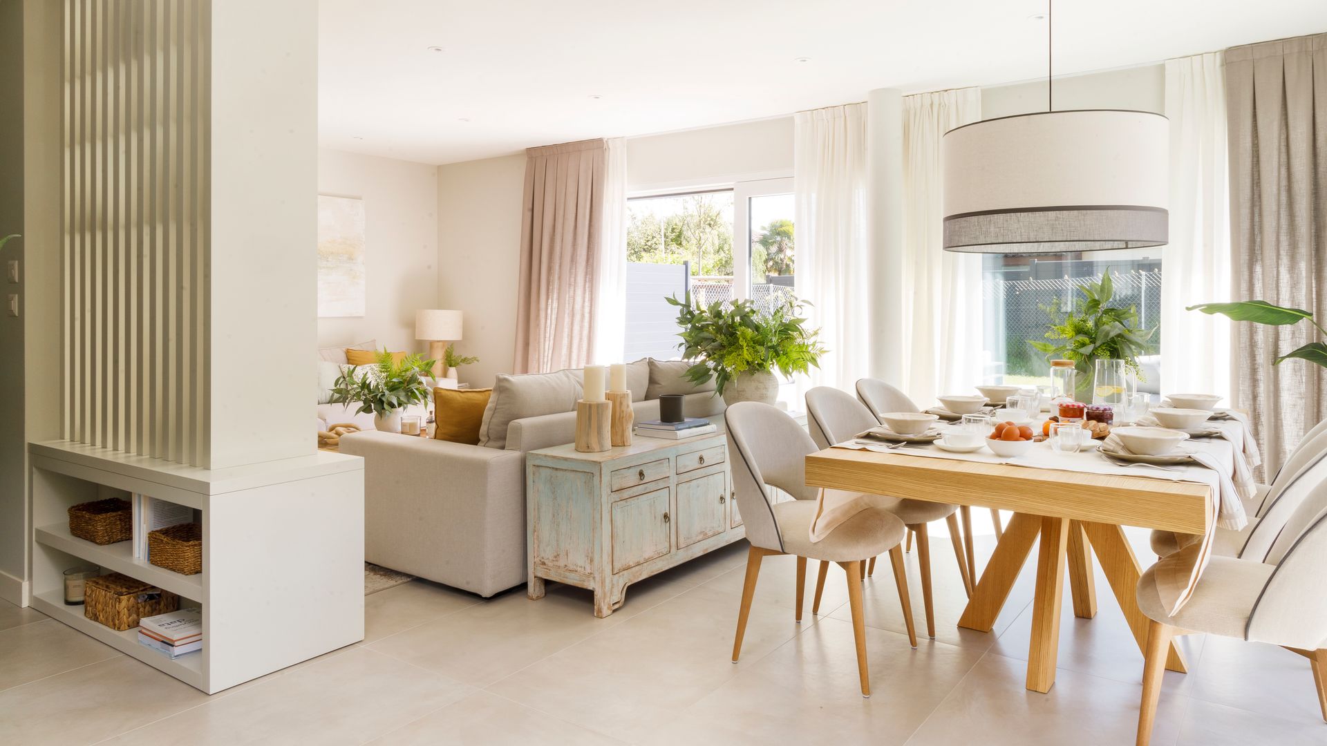 10 aparadores prácticos y con estilo para multiplicar el almacenaje en tu comedor