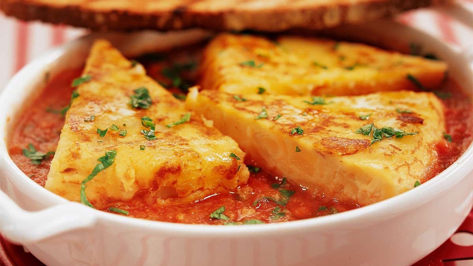 Tortilla guisada en salsa de tomate