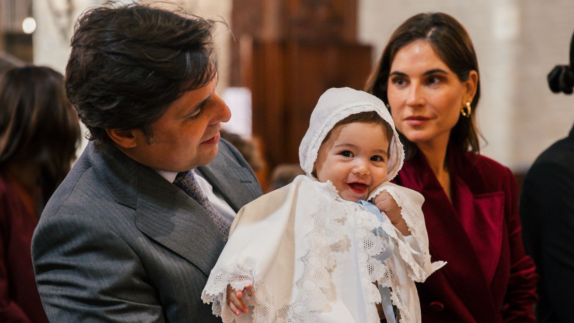 Francisco Rivera y Lourdes Montes con su bebé en el bautizo
