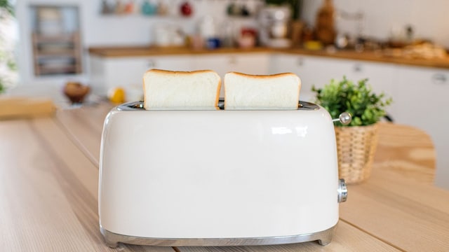 Una tostadora blanca