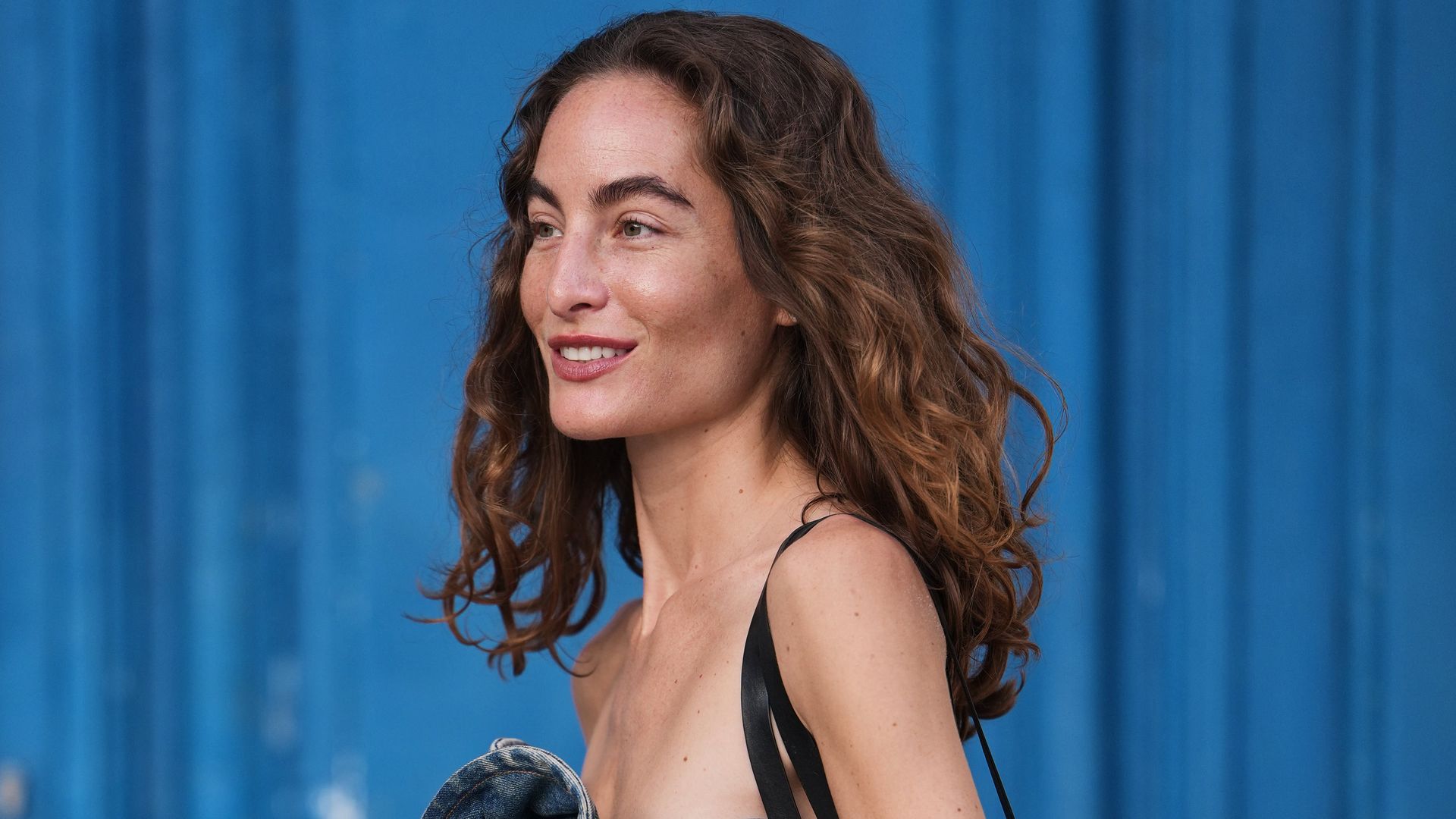 Susana Martins, peluquera: "Antes de la playa o piscina, humedece el rizo con agua y sella con 2 o 3 gotas de aceite ligero"